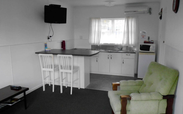 Raglan Palm Beach Motel