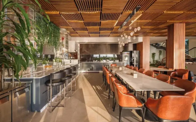 8BR Beachfront Eden: Luxury Events & Getaways