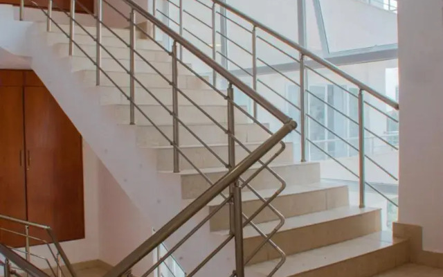 LUXE, ELEGANT 1BR IN KILIMANI STRONG WIFI With pool