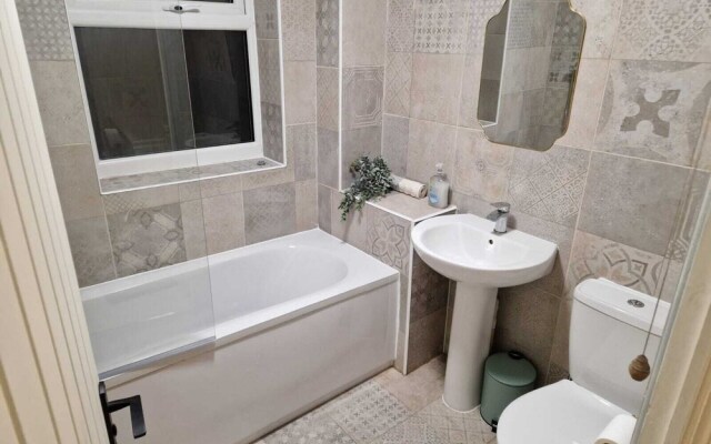 Stunning 3-bed Home Near City Centre, Chic Comfort
