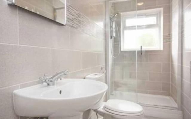Charming 6-bed House in Reading With Parking