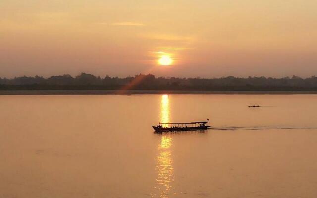 Thatphanom River View Hotel