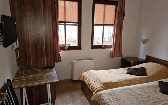 Емили Фемили Хаус