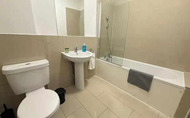 Modern Central Croydon Retreat