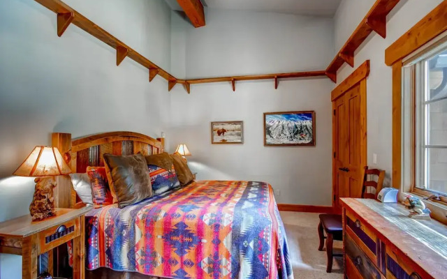 Hatari Lodge 5 Bedroom Home by RedAwning