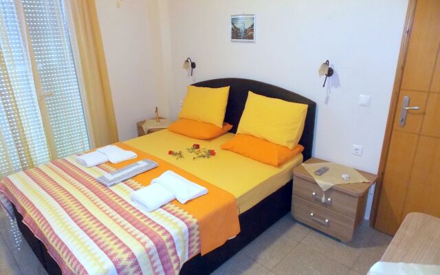 Nikos Apartments