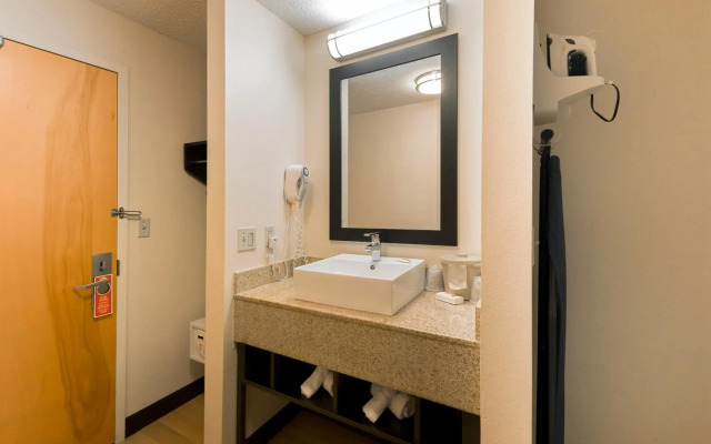 Red Roof Inn PLUS+ Long Island - Garden City