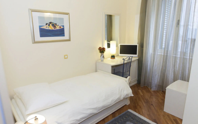Hotel Peristil