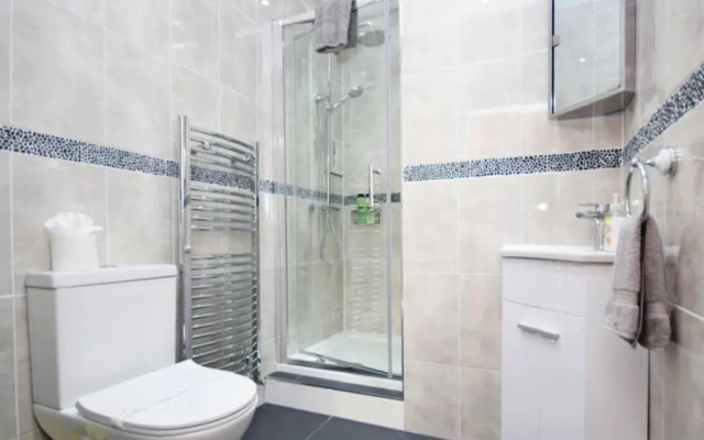 Spacious 3 bedroom Beachfront property with amazing sea views!