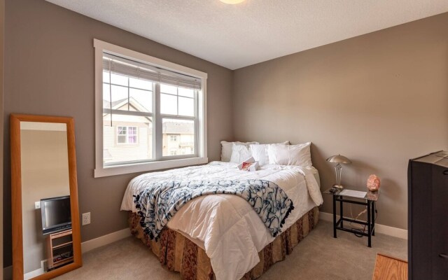 Upscale Townhome,banff,spruce Meadows ,pets