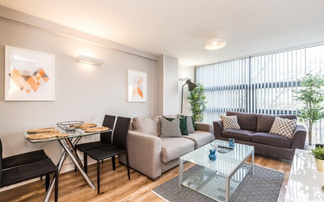 Central Modern 2 Bedroom Apartment with Balcony & Free Parking!