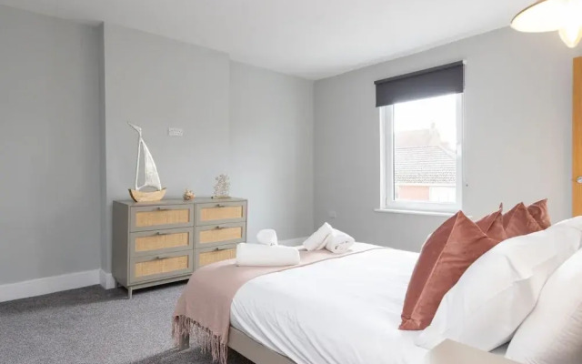 Modern 5-bedroom Retreat Nr Coast