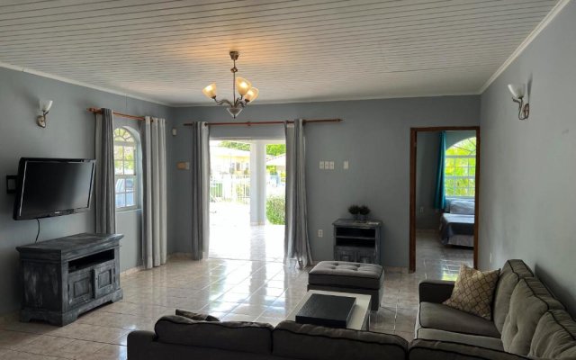 Villa Vivamus Curacao - Spacious 3-bedroom Villa with Pool and Gourmet Kitchen
