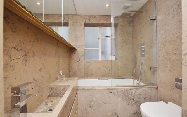 Hans Crescent Apartment