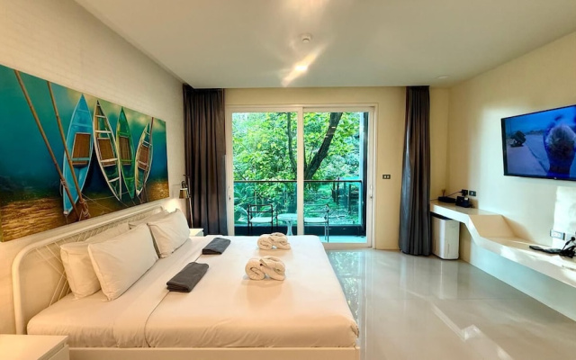 Emerald 412a - Studio With Balcony and Shared Pool