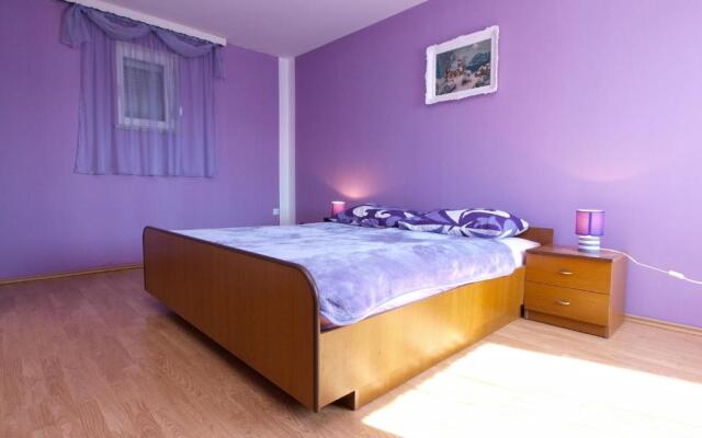 Apartment with pool 1038