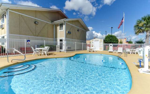 Rodeway Inn & Suites Jacksonville near Camp Lejeune