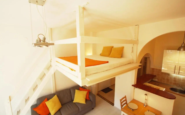 Sunny Studio with balcony in Party District