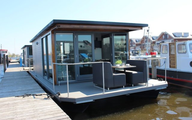 Cozy houseboat at the edge of the marina with beautiful view