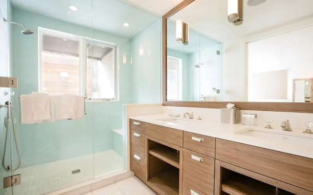 Meribel Penthouse - Luxury Condominium with Penthouse Views, Heart of Downtown Telluride, Hot Tub