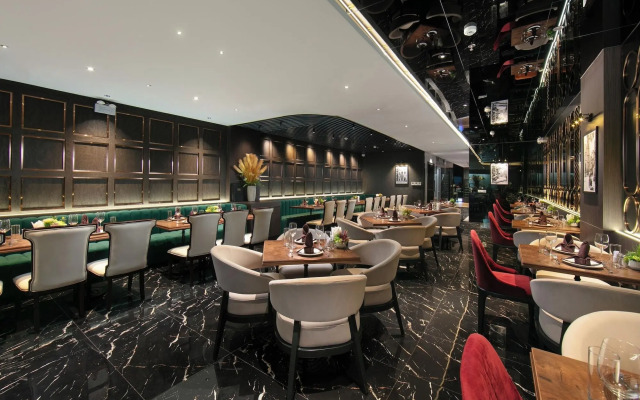 May de Ville Crown Hotel