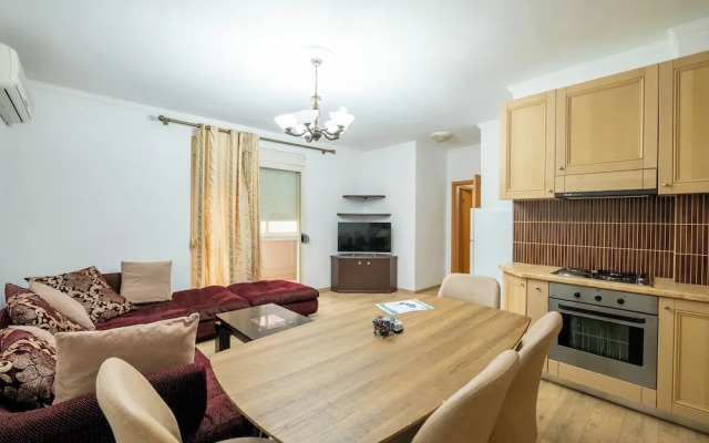 Tirent Apartment - Spacious 2-Bedroom Stay Near Liqeni i Thatë