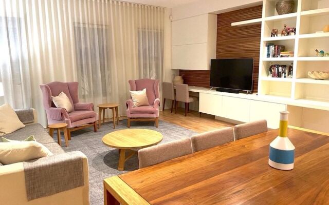 Kew Luxurious Townhouse