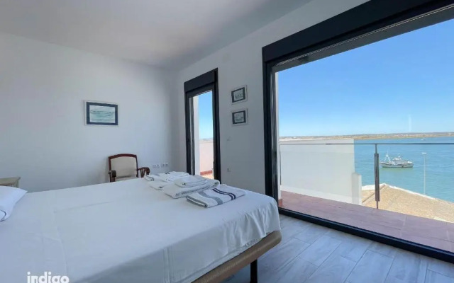 DEK001 Riverview Modern Townhouse in Centre of Ay