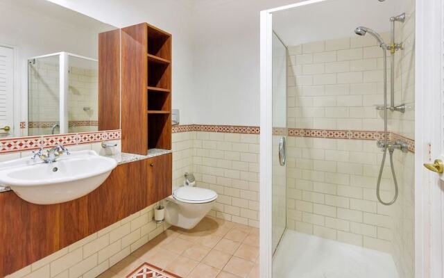 QV Stunning Waterfront Apartment - 378