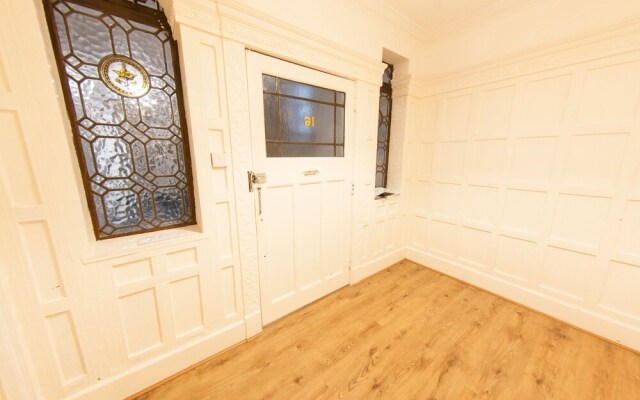 Spacious & Quiet 4BR Flat for 8 in Hampstead