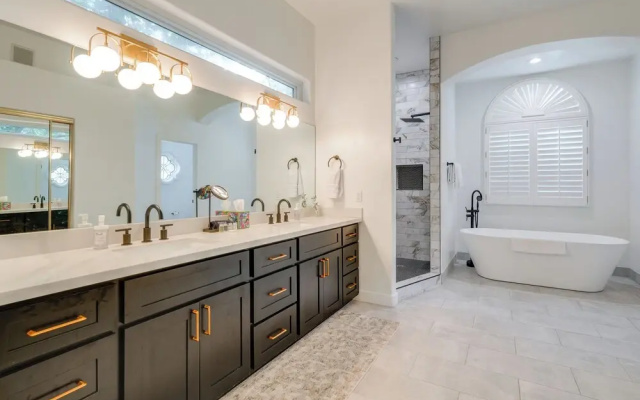 Pool Table, Putting Green: Luxury Oasis in Mesa