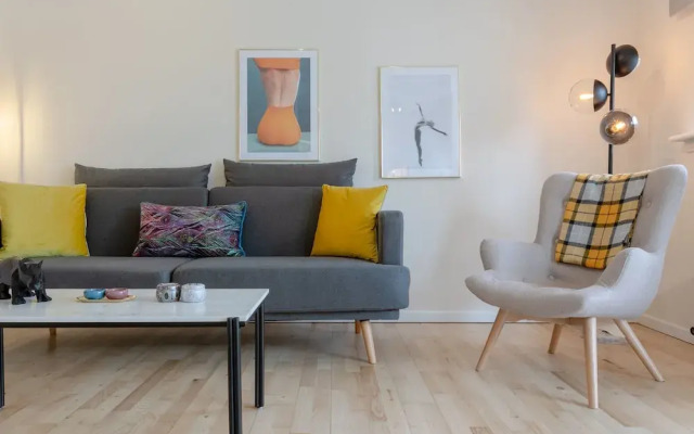 2 Bedroom Thames Apartment With Stunning Views