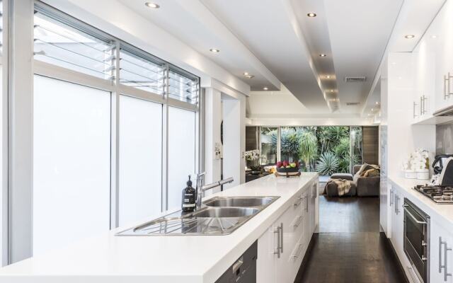 Coogee Luxury Home with Salt Water Pool & Parking