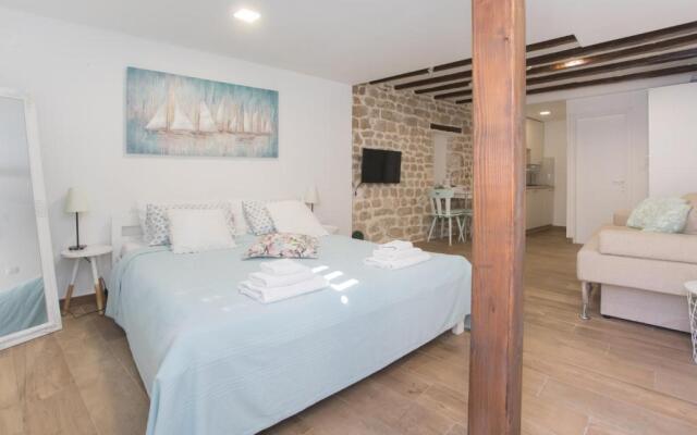 Aurum Apartment