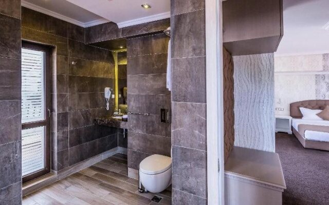 8 1/2 Art Guest House