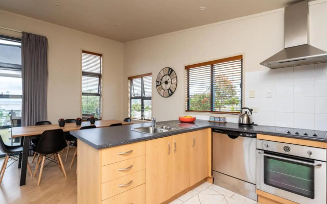 Oceans 8 - Mangawhai Heads Holiday Home