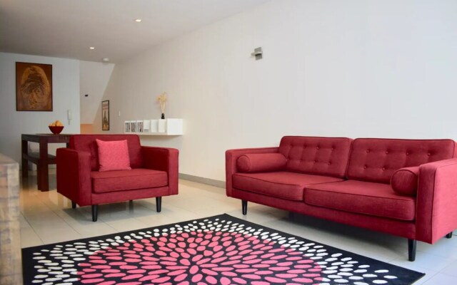 Tranquil 1 Bedroom Apartment With Sunny Courtyard