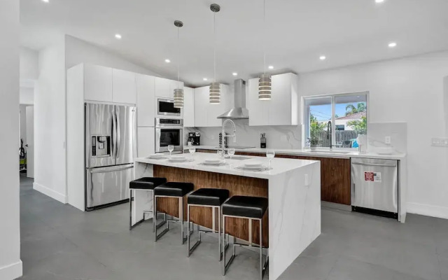 6BR Oasis with Heated Pool & Gameroom
