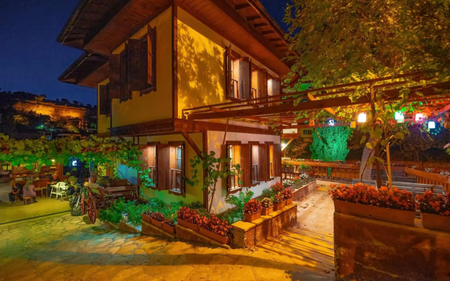 Cesmeli Konak Garden