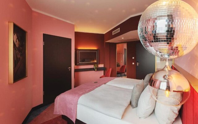 Holiday Inn, the niu - Loco Munich North by IHG