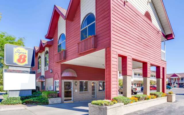 Super 8 by Wyndham Mackinaw City/Beachfront Area