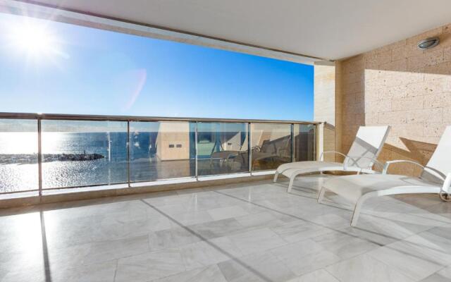 1st Line Daniya APT - Solarium Terrace & Pool