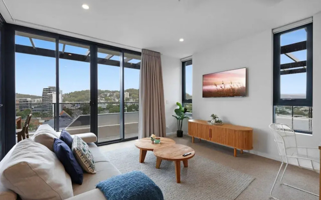 Luxe Beachfront 2-bed With Gym, Pool & Views