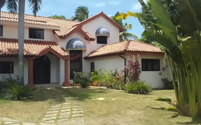 Spacious Oceanfront Villa