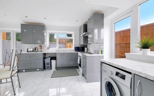 3 Bedroom House with Parking in Windsor