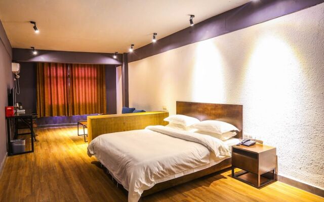 Comma Travel International Youth Hotel