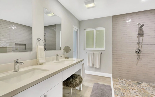 Watersedge - Private & Sanitized, Self Check-in. Perfect for Social Distancing & Working From Home. Private Pool, Pet Friendly. Super-host Support