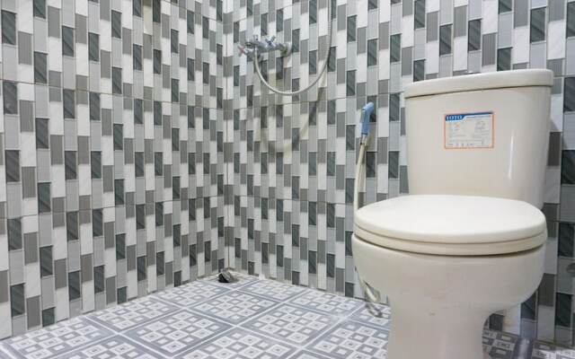 RedDoorz Syariah near Sultan Muhammad Kaharuddin Airport