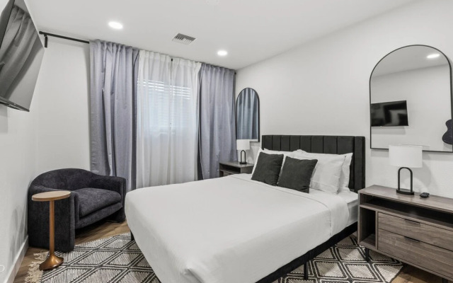 Desert Dreaming Deluxe Retreat w Pool Putt