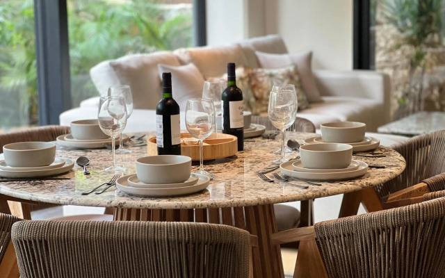 Lovely 2Bedroom apartment serviced + pool & garden